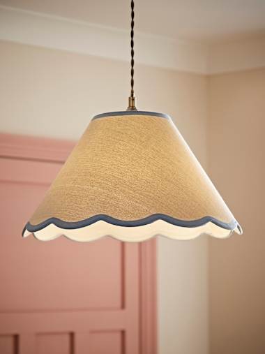 Florie Large Scallop Blue Trim Shade