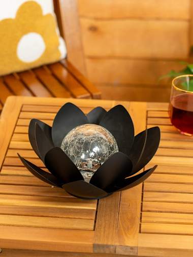 Black Metal Waterlily Light