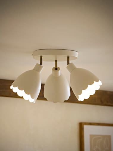 Cream 3 Way Scalloped Spotlight