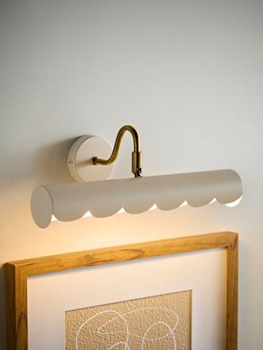 Cream Scallop Picture Wall Light