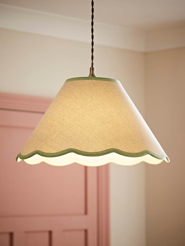 Large Scallop with Green Trim Shade