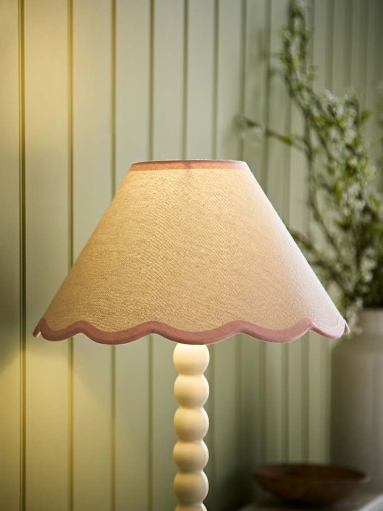 Small Scallop with Pink Trim Shade
