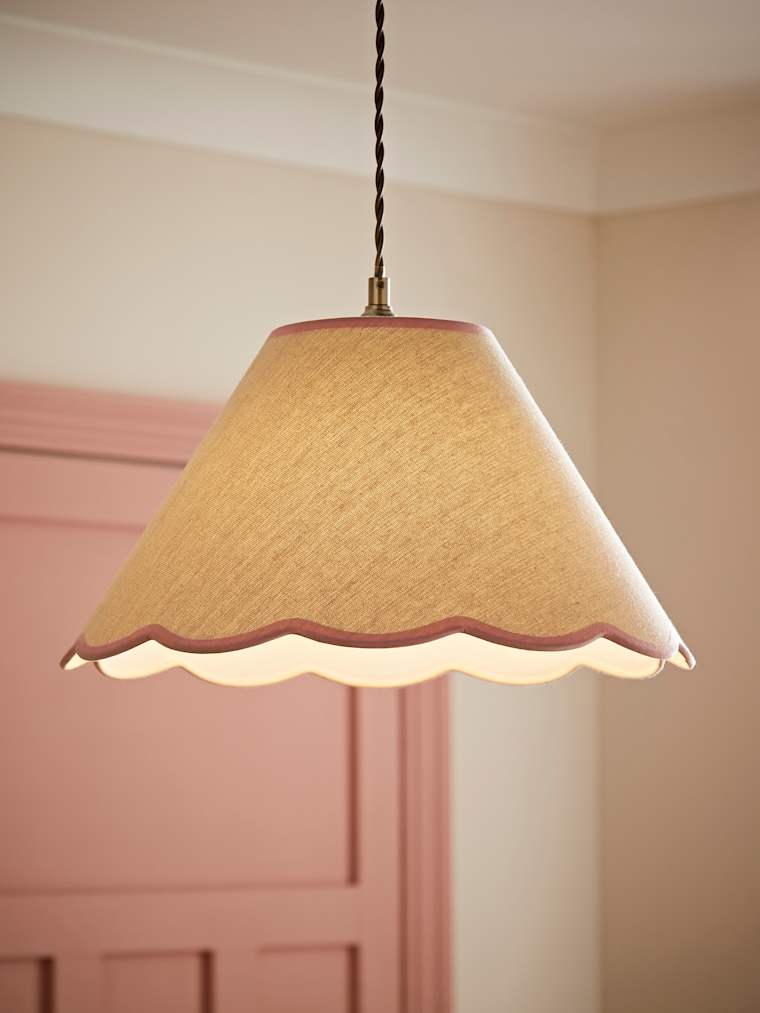Large Scallop with Pink Trim Shade