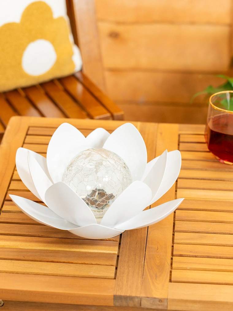 White Metal Waterlily Light